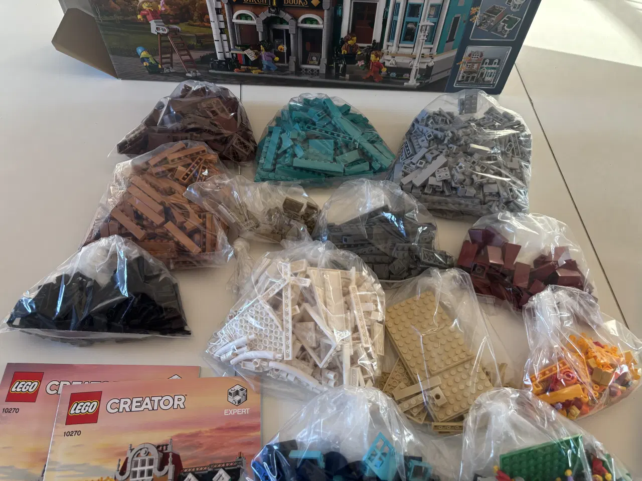 Billede 3 - 10270. LEGO Creator boghandel og byhus. 