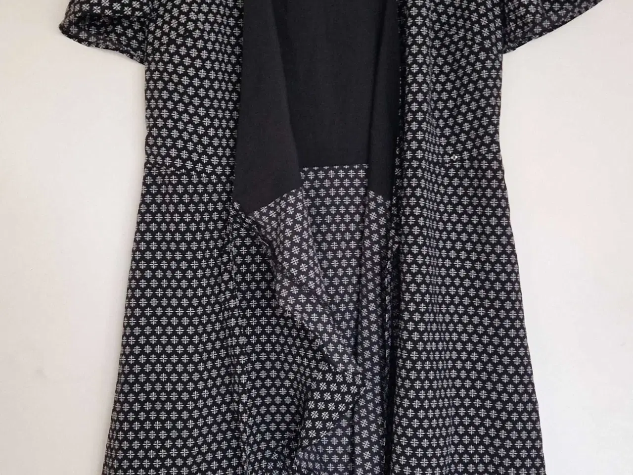 Billede 1 - Kjole med mønster