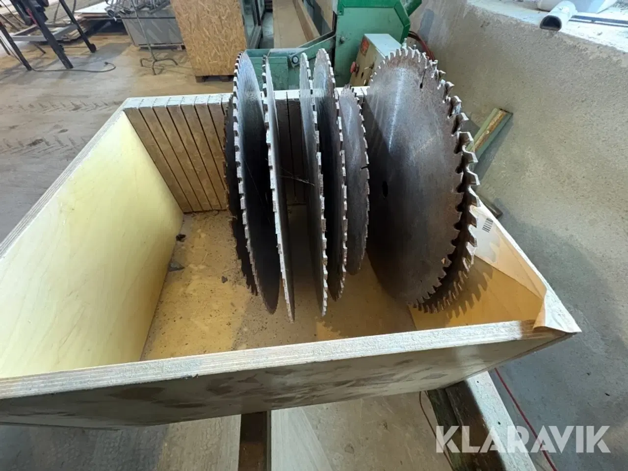 Billede 3 - Industrikapsav / afkortersav K. Lykke Laursen AAK med rullebaner og båndtransportør