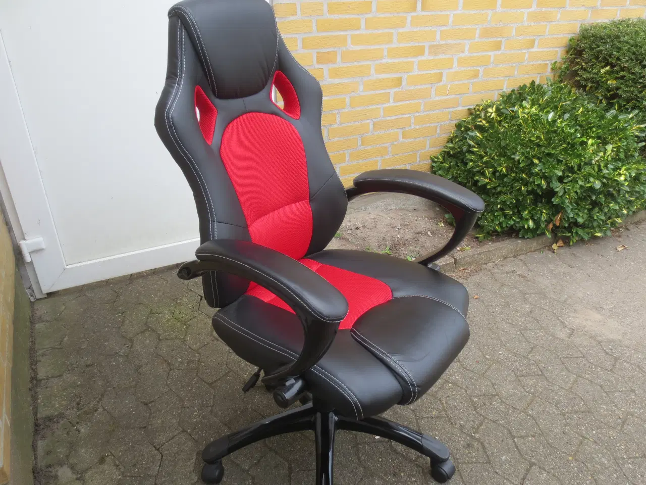 Billede 2 - 1 stk Gamerstol med sort læder 