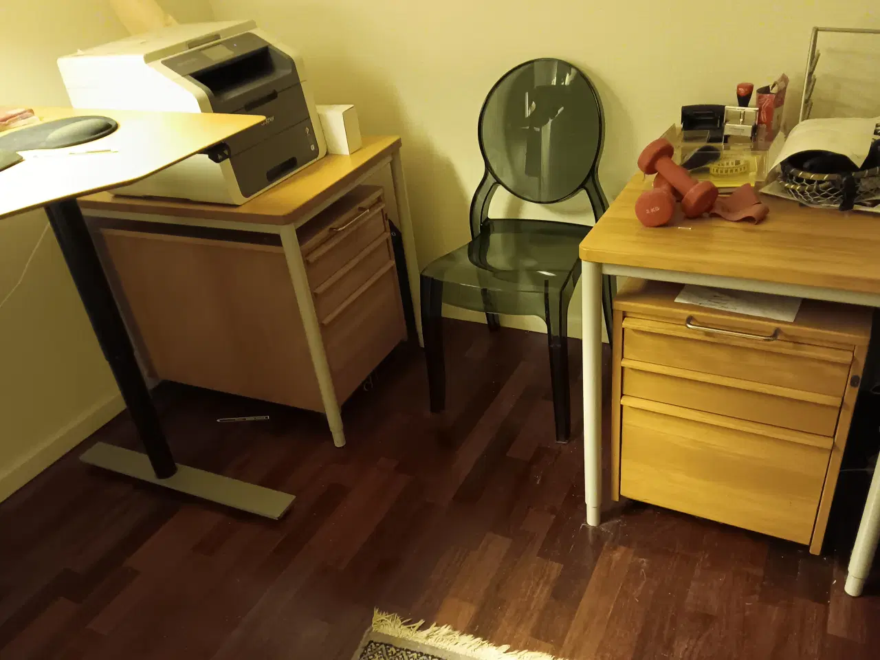 Billede 2 - Hæv sænk bord med og 2 skuffe møbler