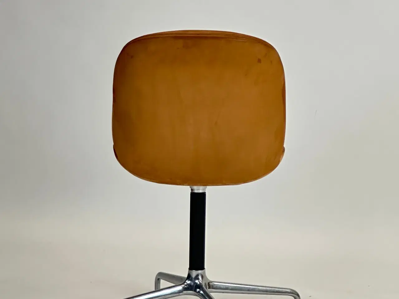 Billede 5 - GUBI | Beetle Meeting Chair (Cognac)