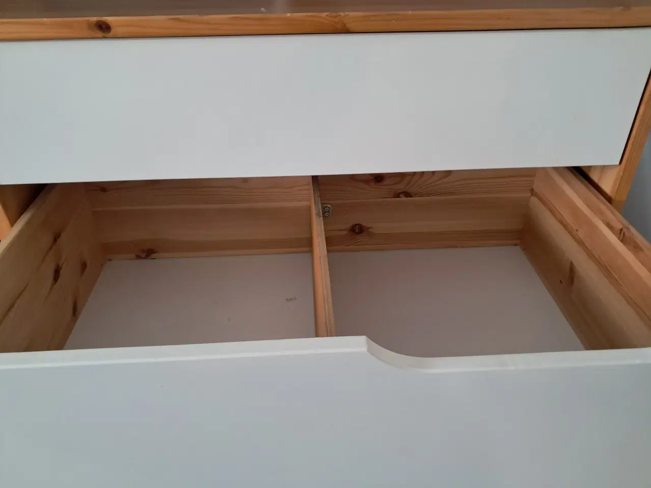 Billede 3 - Rummelig kommode - enkel og funktionel