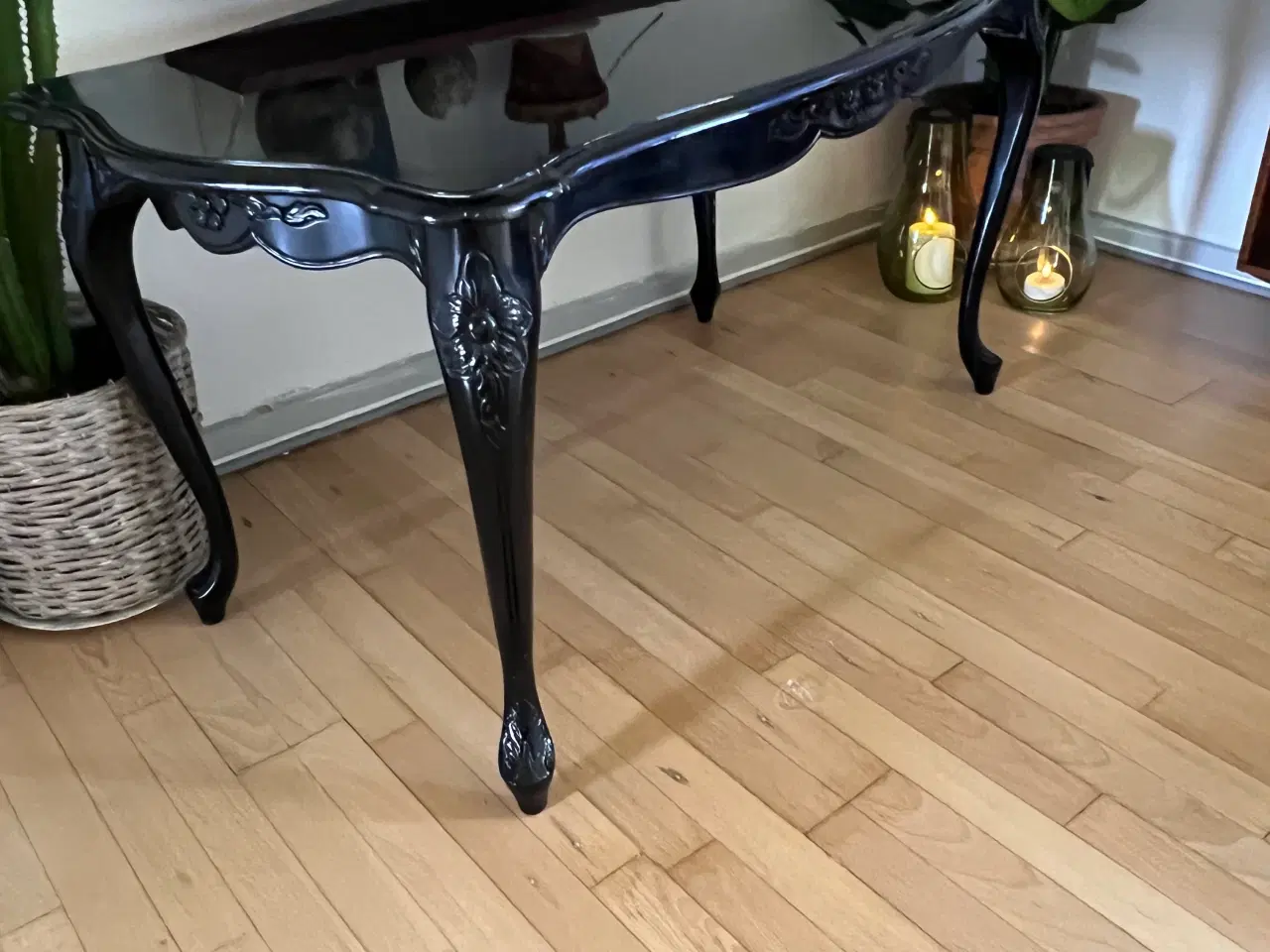 Billede 3 - Min sofabord i sort den har nogle ridser og benene