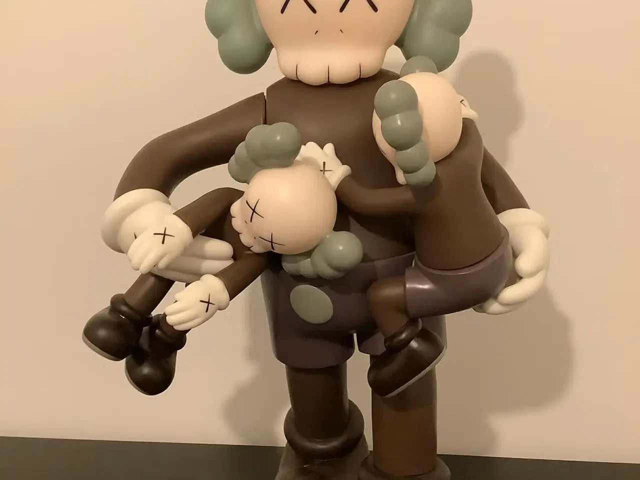 Billede 1 - Kaws Insp. figur i brune og grå nuancer - "Clean S
