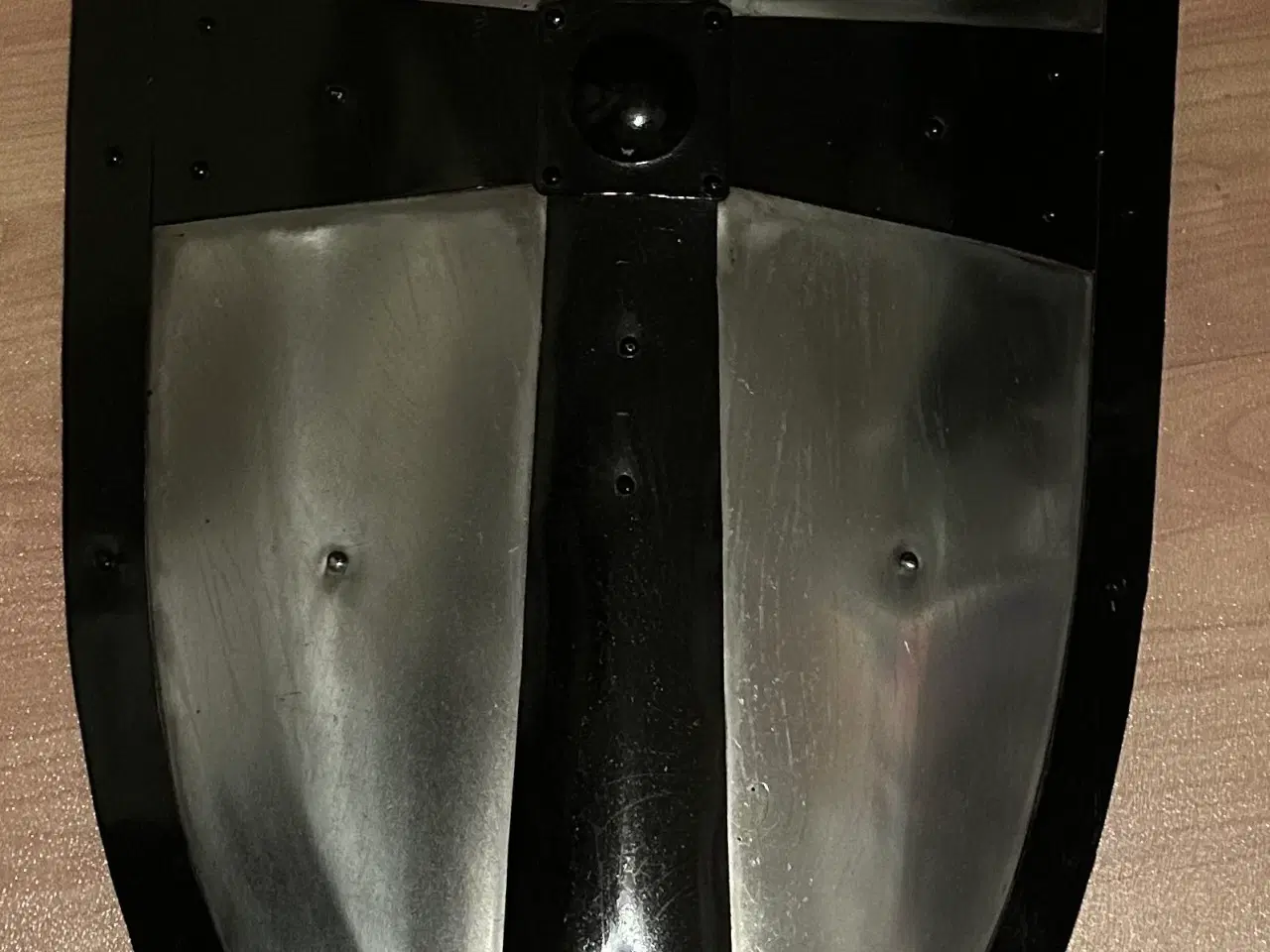 Billede 1 - Gotisk Middelalderskjold i metal - højde 81 cm