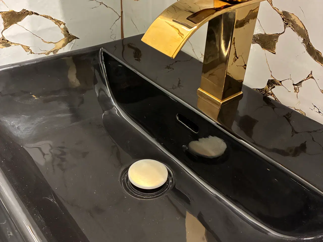 Billede 7 - Flot Sort håndvask med guld armatur