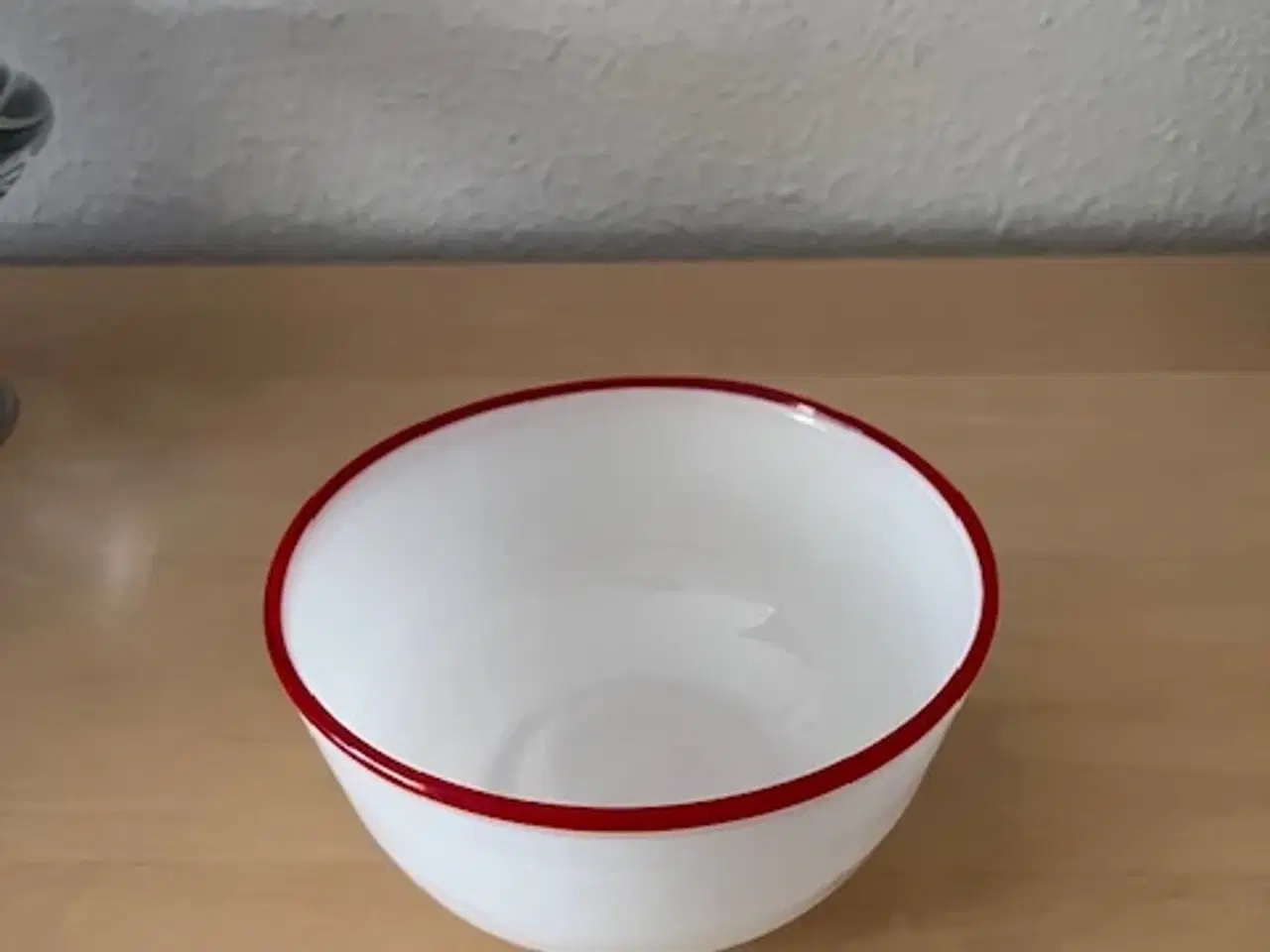 Billede 1 - Elegant vintage glasskål med klassisk rød kant