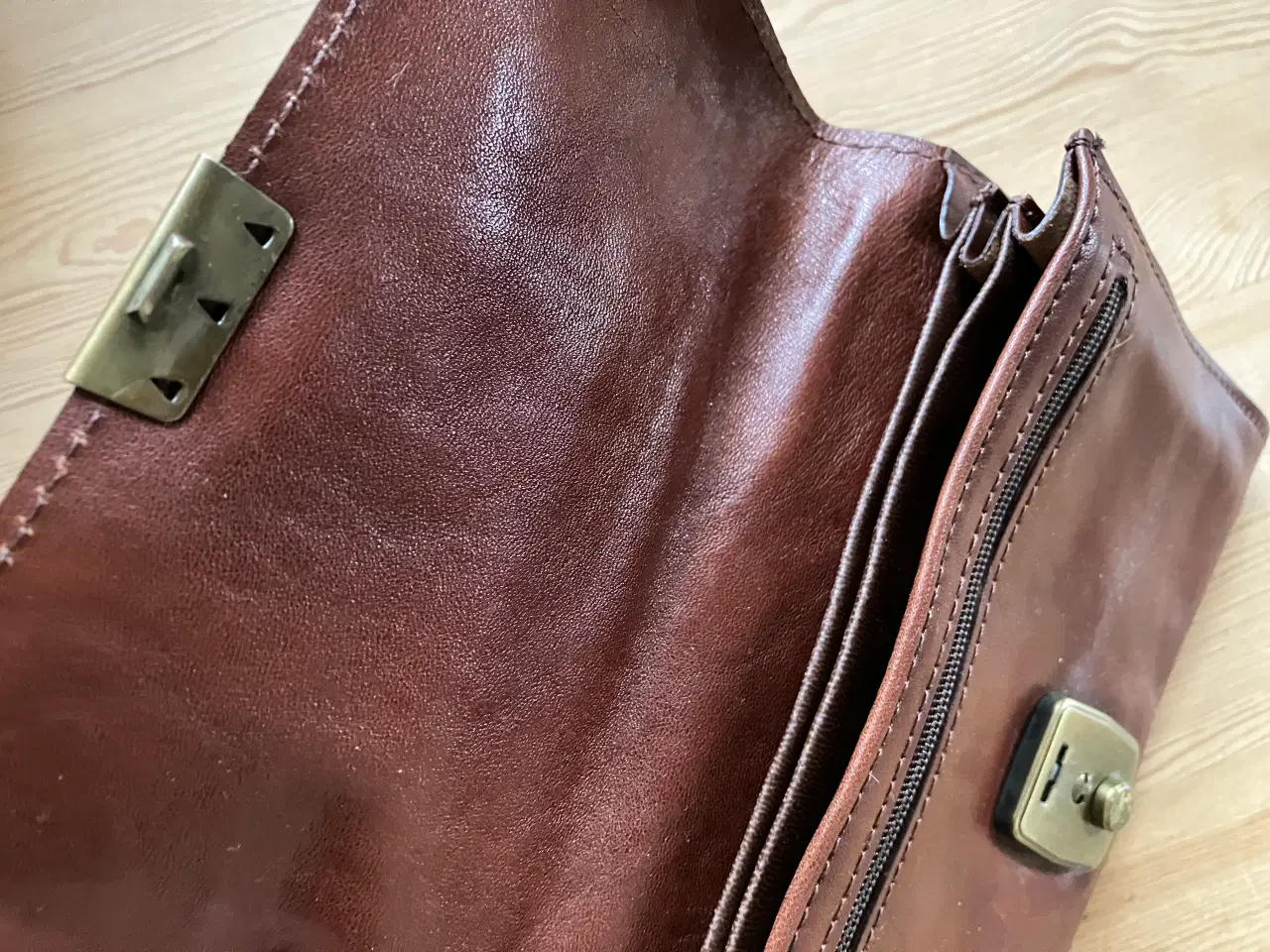 Billede 3 - Vintage håndtaske i mørk kernelæder