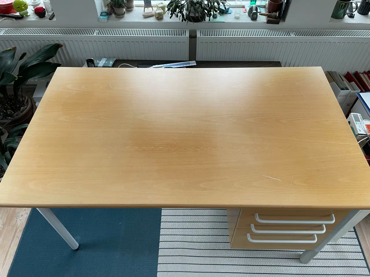 Billede 1 - Solidt skrivebord med skuffer