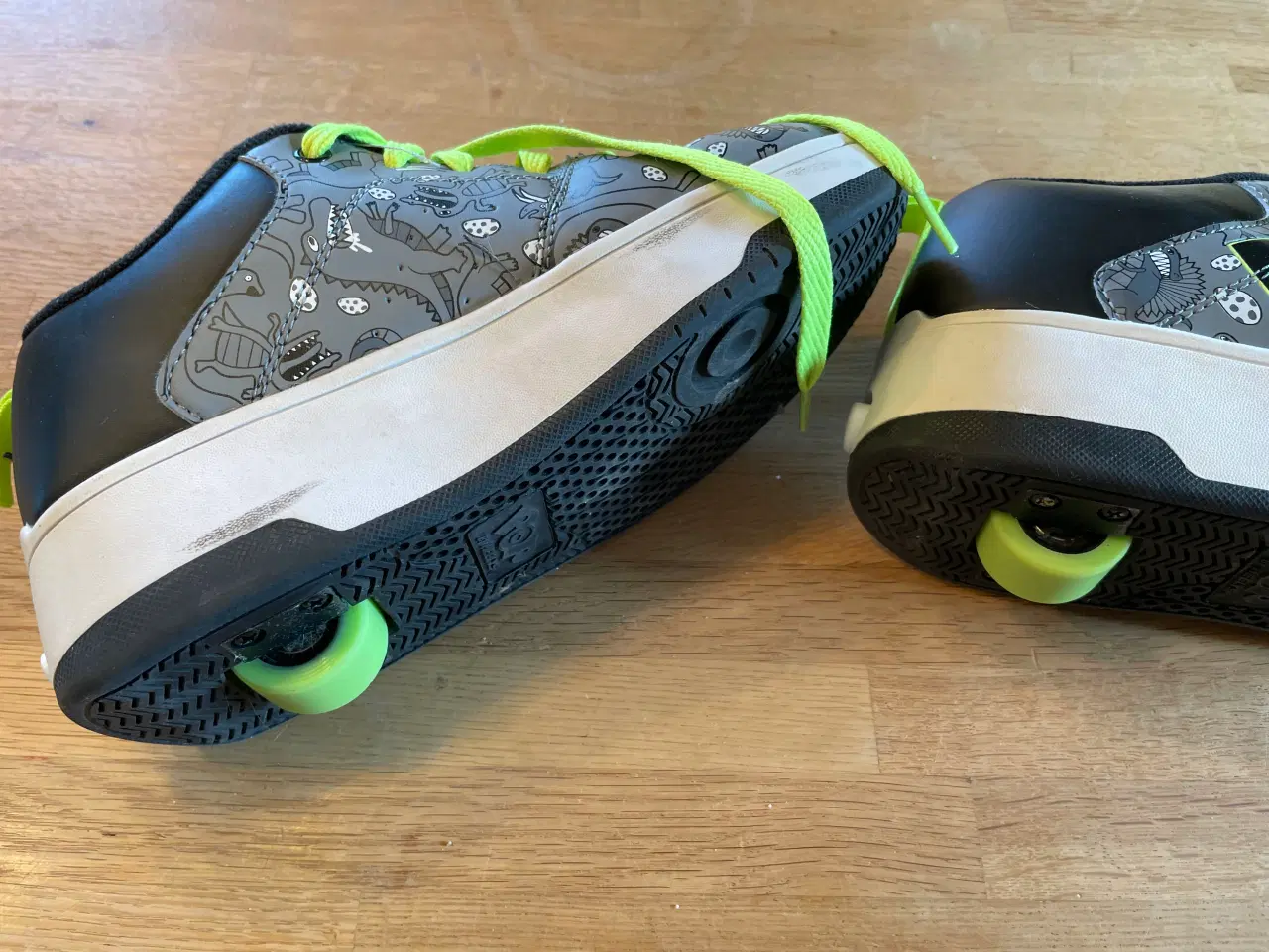 Billede 4 - POP rullesko str. 35 grå/neon med dinosaur-mønster