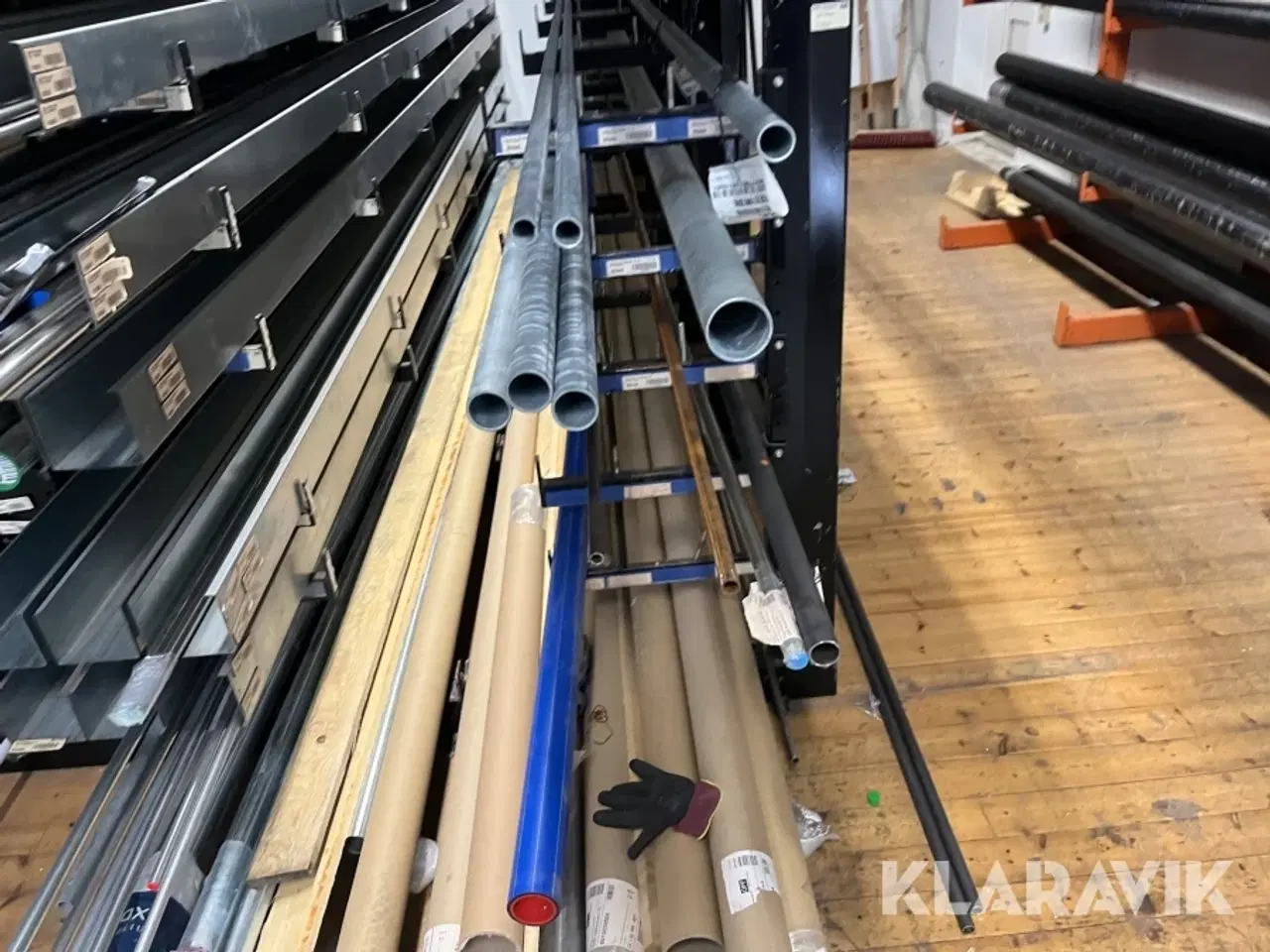 Billede 5 - Grenreol en række