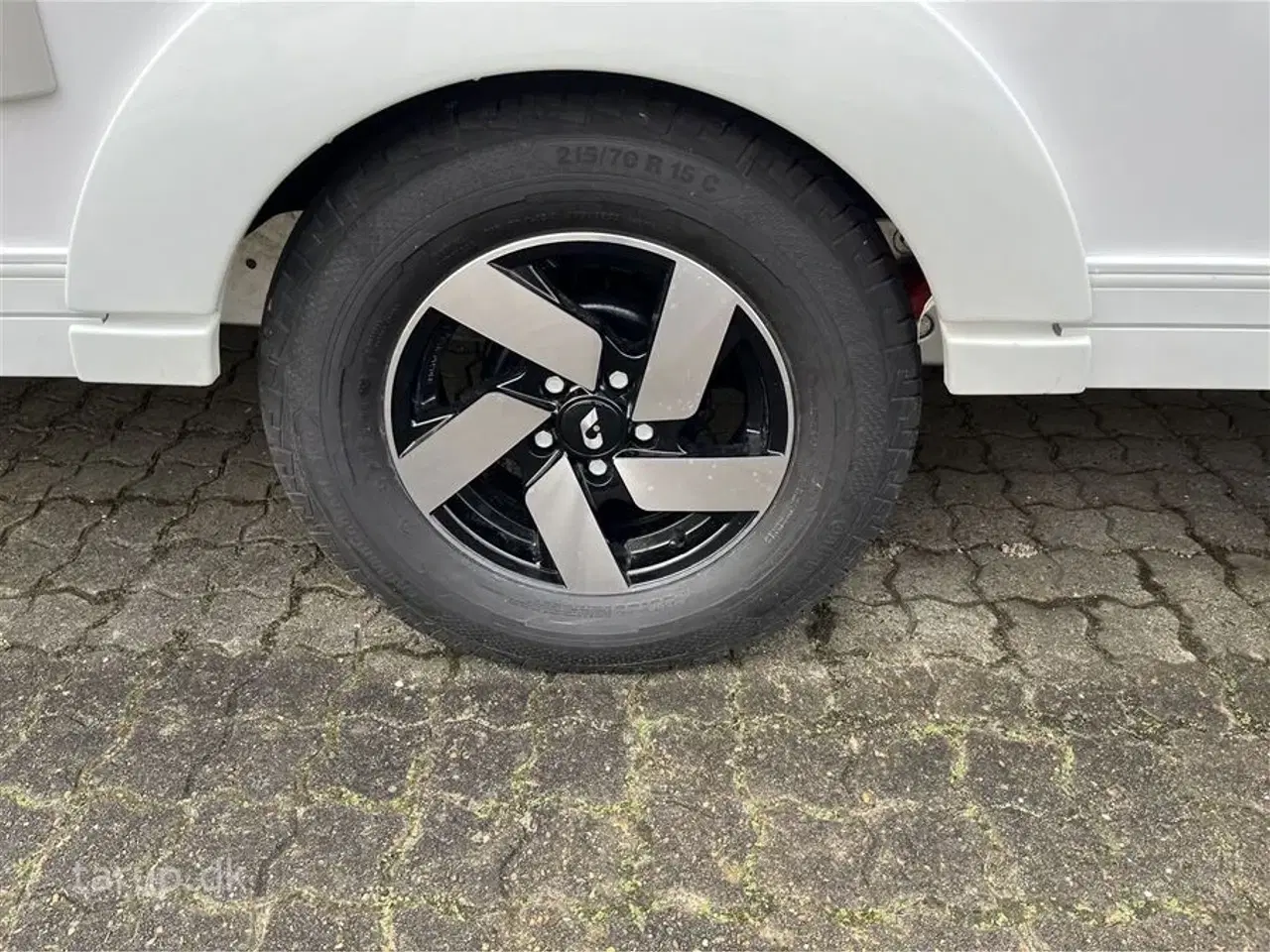 Billede 4 - 2026 - Adria Adora 572 UT   Enkeltsenge med elevation, ende-bade-værelse, panorama-vindue, el-gulvvarme, myggenetsdør, rundsiddegruppe,