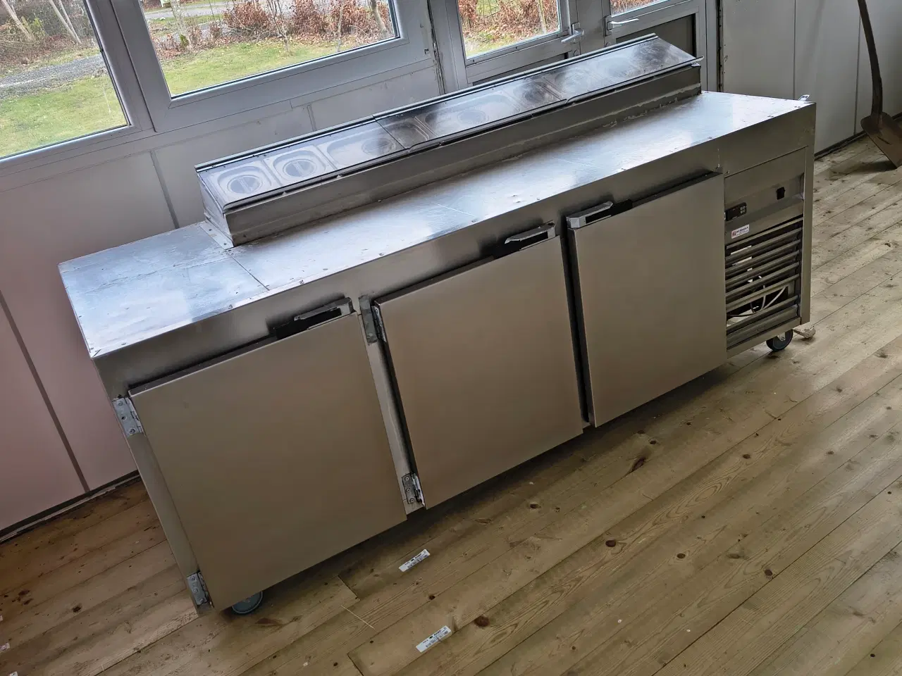 Billede 1 - Køle bord og kasse apperet stk 3500 kr virker