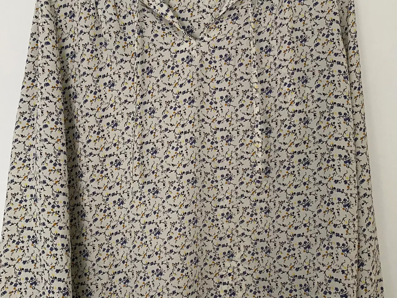 Billede 1 - Blomstret bluse 