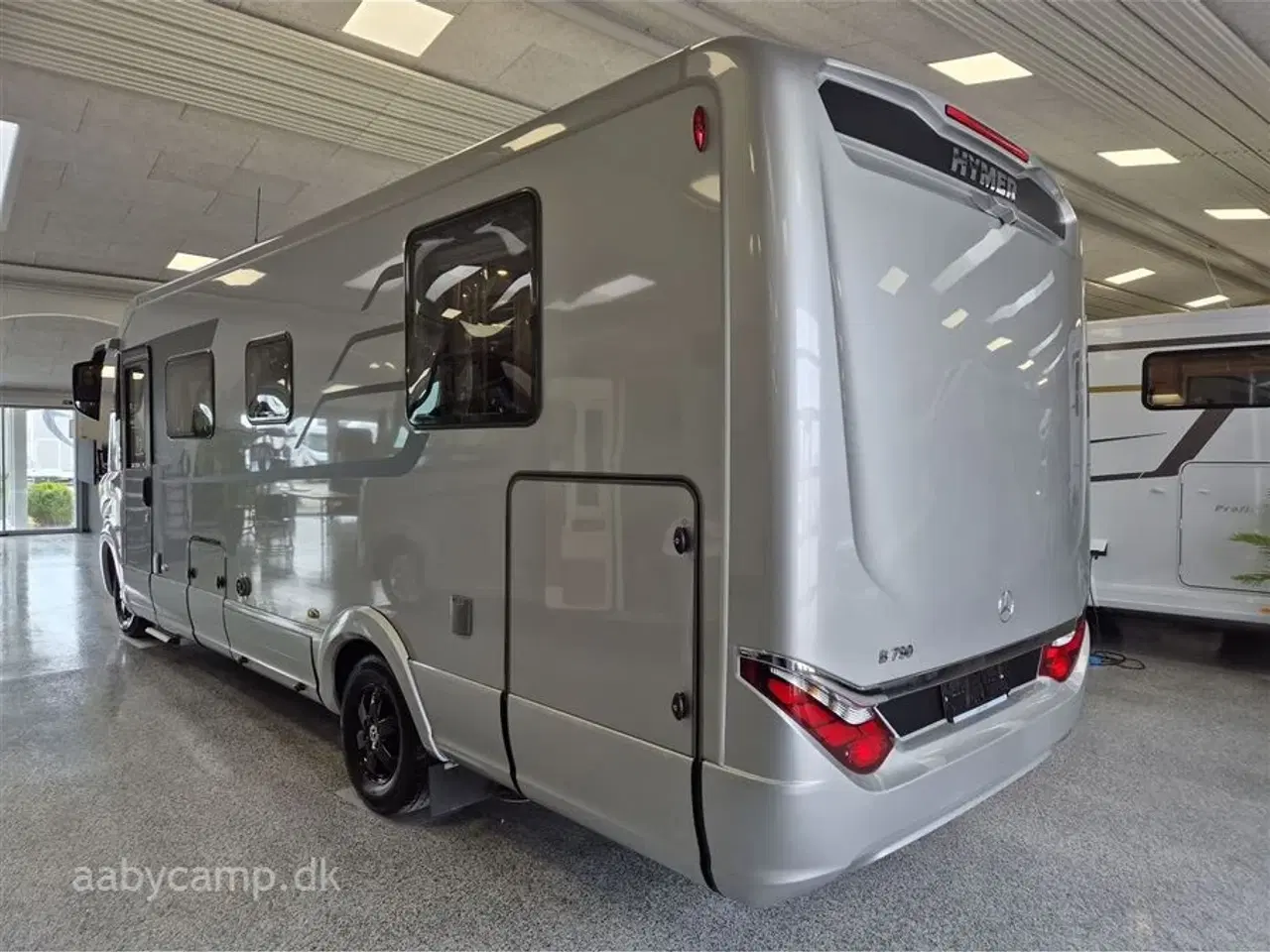 Billede 3 - 2023 - Hymer Masterline BML   9 trins Automatgear. 170 Hk. solceller. 2x 95Ah Batteri. 2000w inverter. Elektrisk markise. hydrauliske støtteben. Udv. gas/bruser. elektrisk indgangstrins ved både føre dør og bo-delsdør. queensbed.  Kun 14.700 Km!!!
