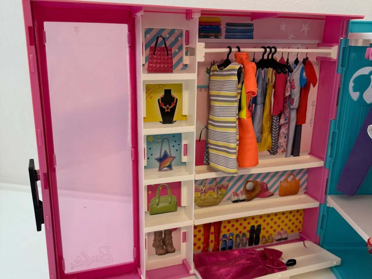 Billede 4 - Barbie klædeskab, dukke, tøj