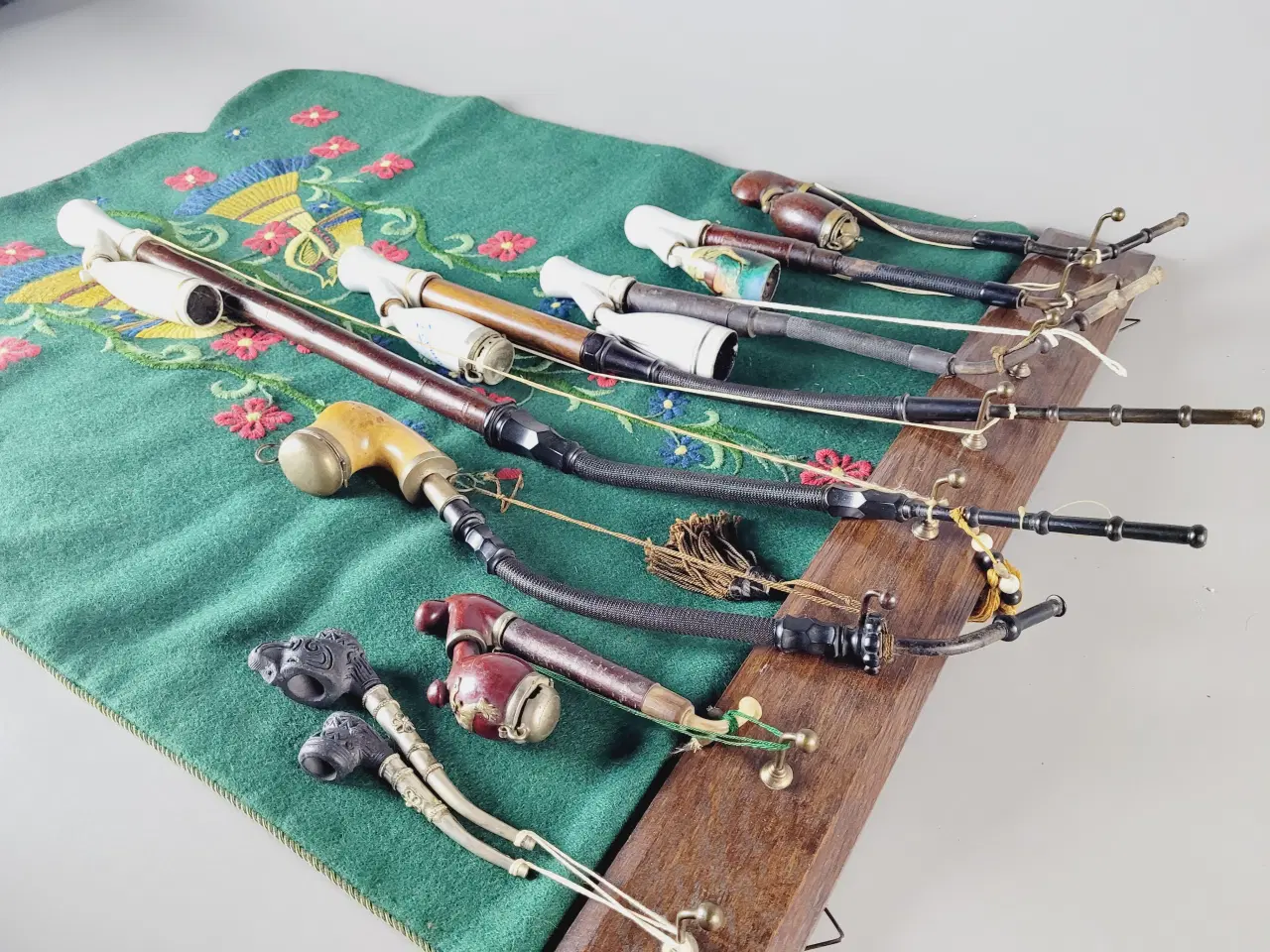 Billede 1 - ⭐️· Antikt vægophæng med broderi og dekorative pib