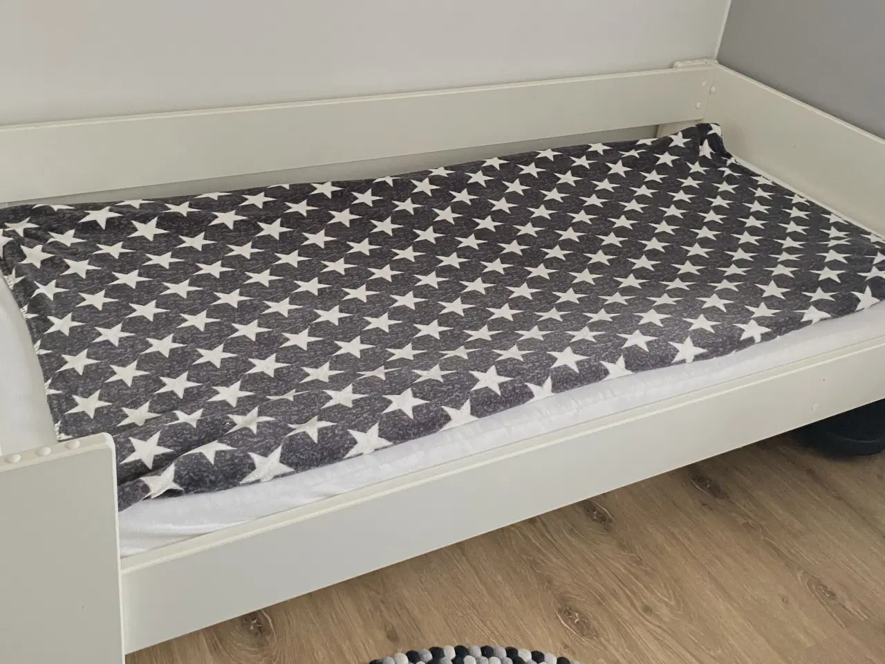 Billede 2 - Seng, enkelt 90x200 fra ILVA inkl. madres