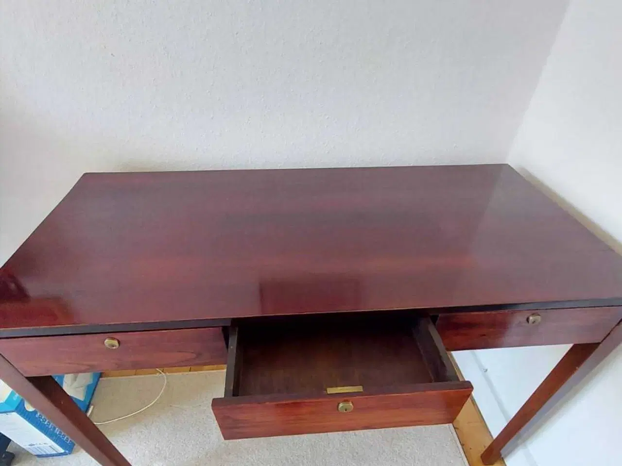 Billede 2 - Skrivebord i træ i mørkebrun finish