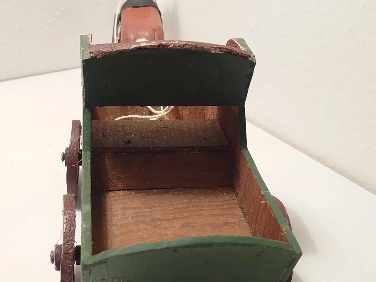 Billede 4 - Gammel hestevogn trukket af brun hest. Ca.1940