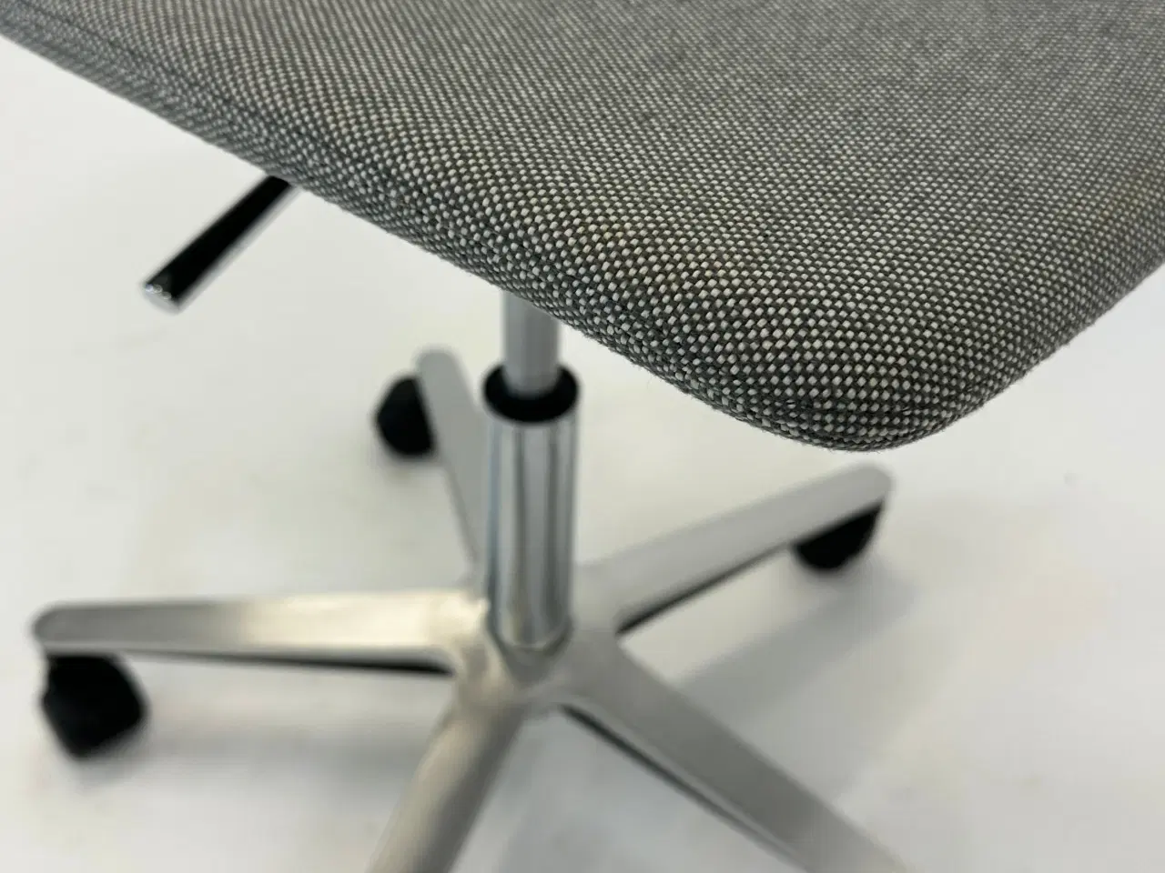 Billede 6 - Magnus Olesen Butterfly Swivel Stol – Grå med Krom Stel