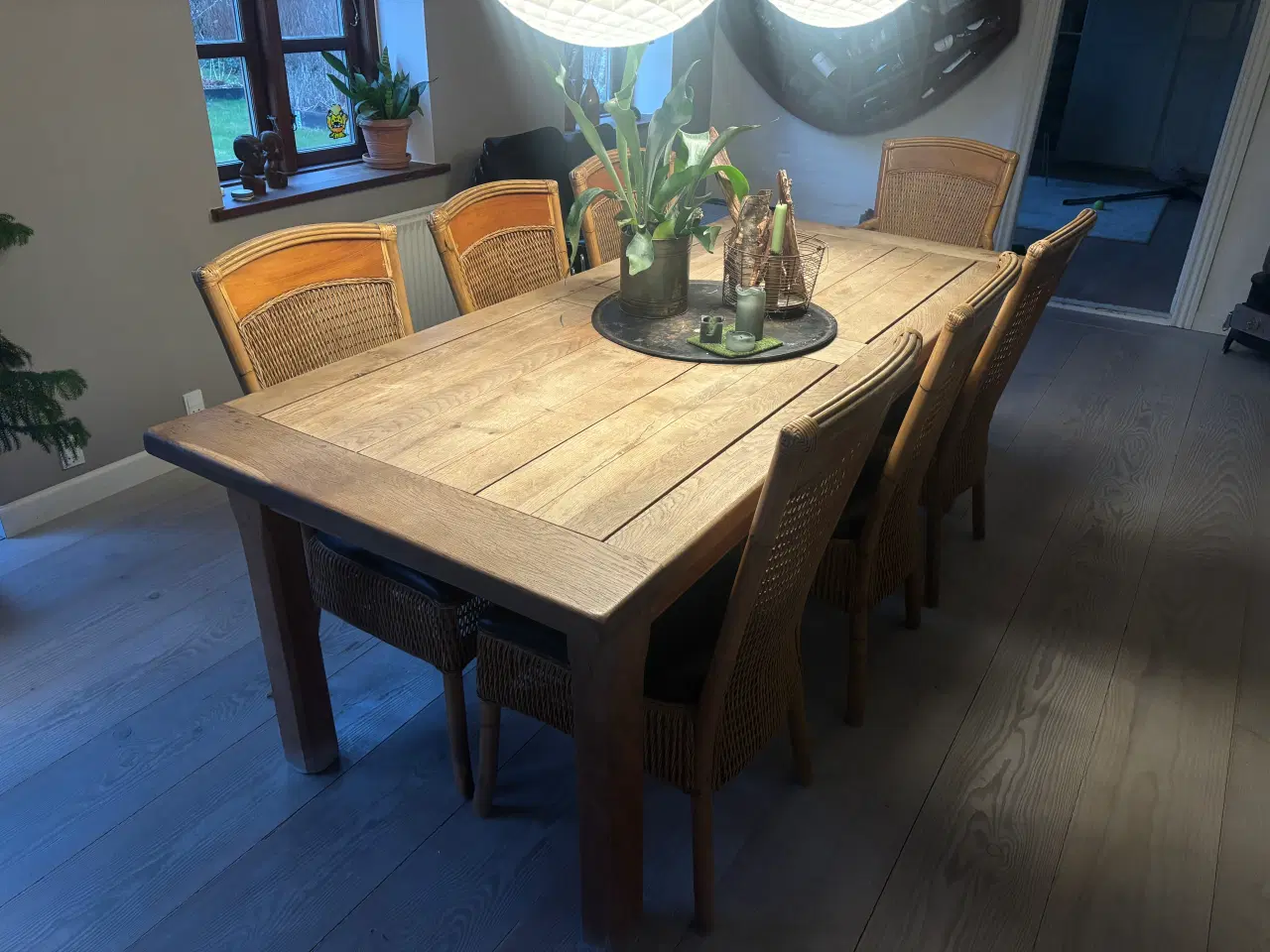 Billede 2 - Spisebord i træ og stole i flet m/læder