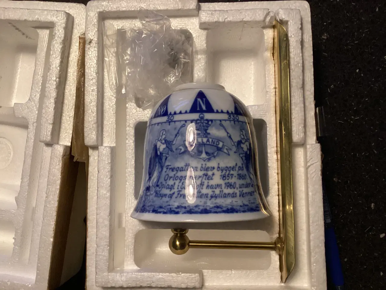 Billede 1 - Klokke med motiv af fregatten Jylland.