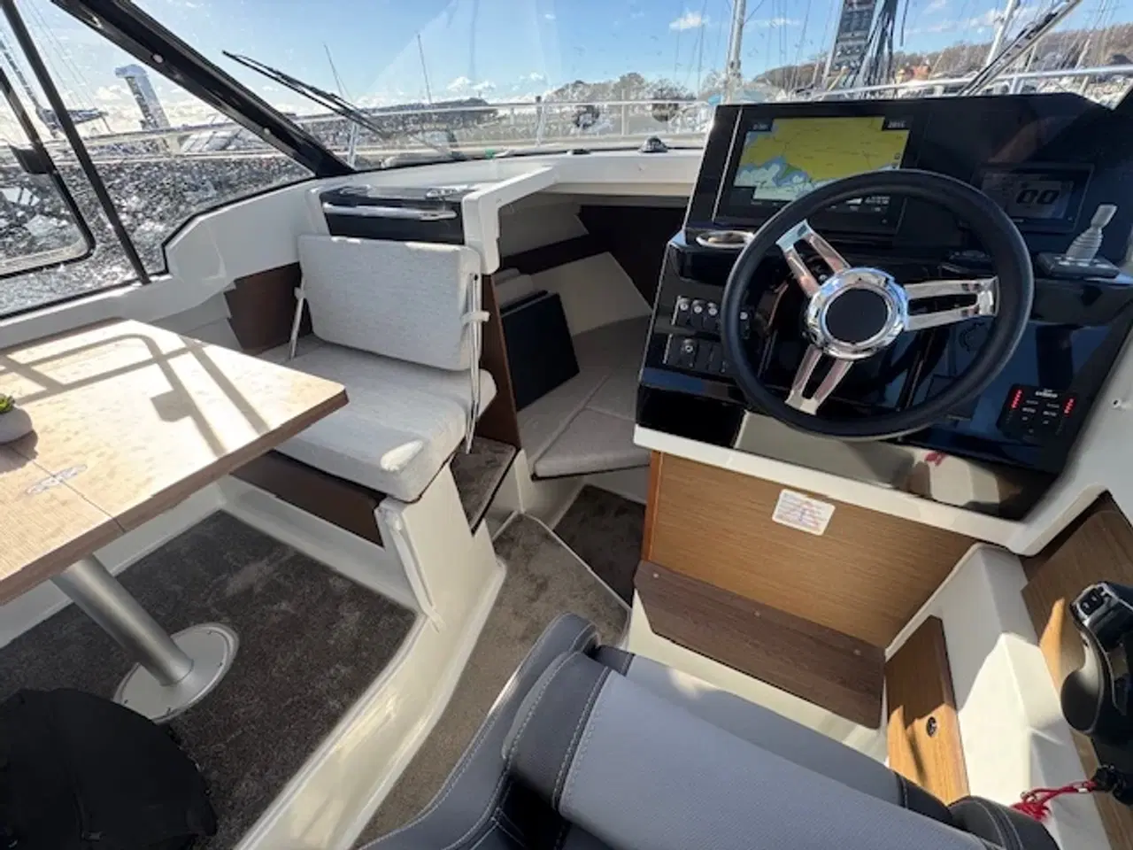 Billede 8 - Jeanneau 795, 200hk, som ny, 2022