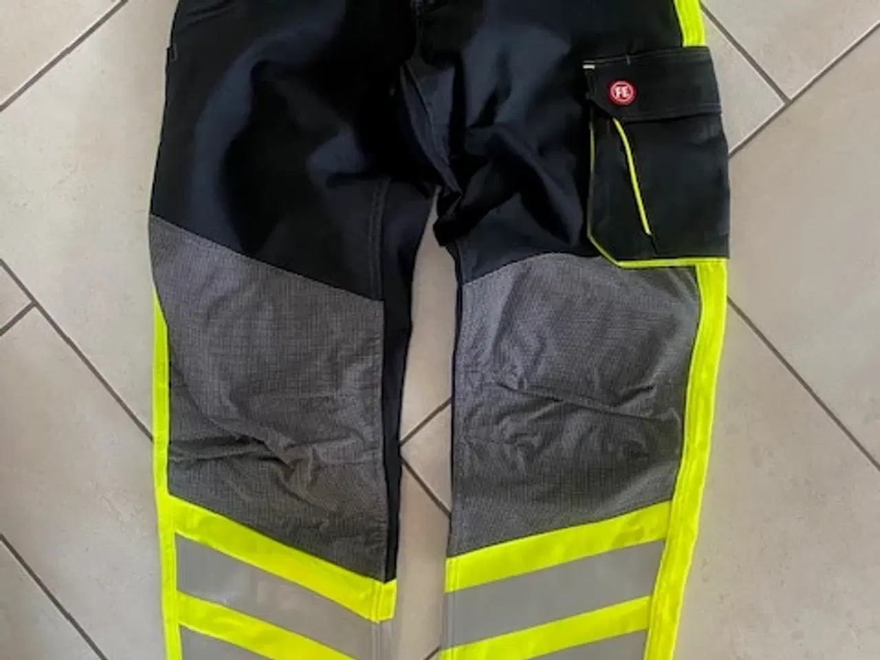 Billede 1 - Engel buks sort/gul m/reflex str. 96 cm