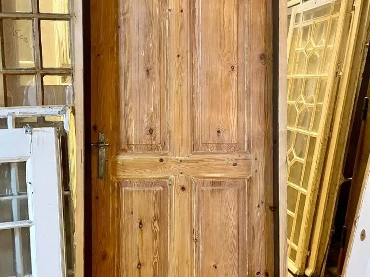 Billede 2 - Lav, venstrehængt Dannebrogsdør m. karm