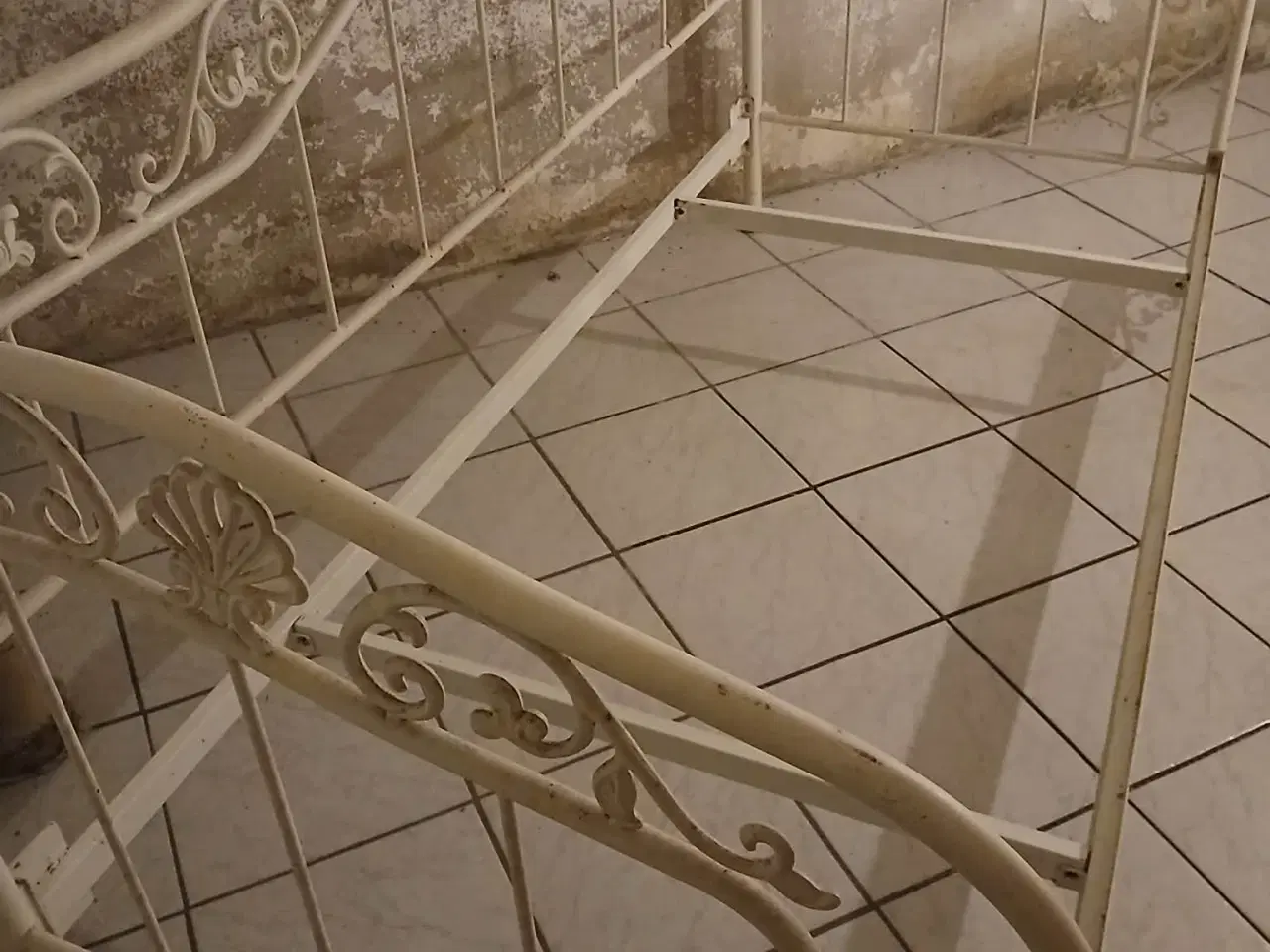 Billede 3 - Enkelt personseng i hvid metal