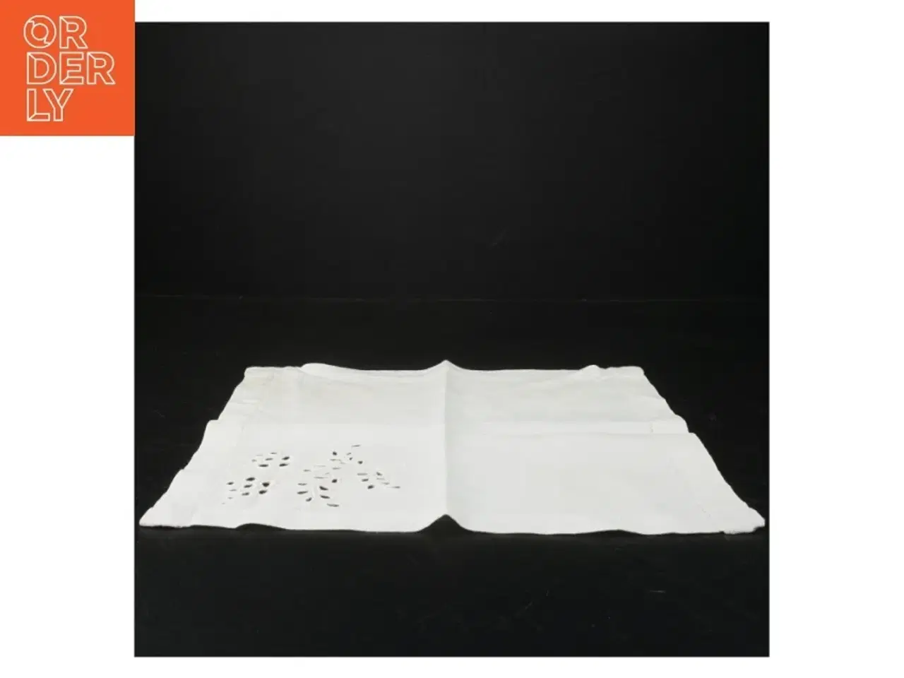 Billede 4 - Hvid serviet med broderi (str. 29,5 x. 29 cm)