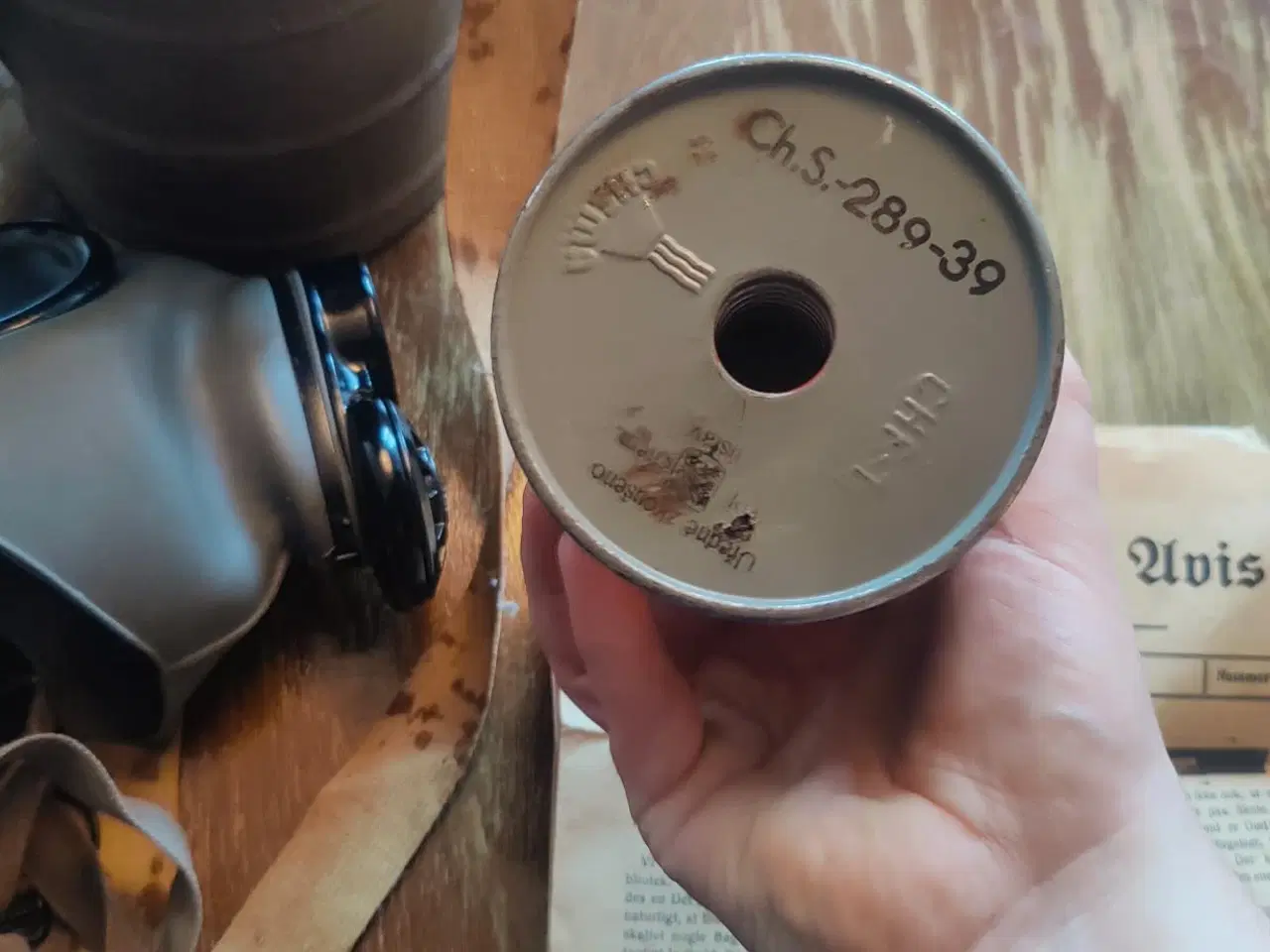 Billede 6 - Gasmaske 1939 + Gjellerup Sogns Avis fra 1943