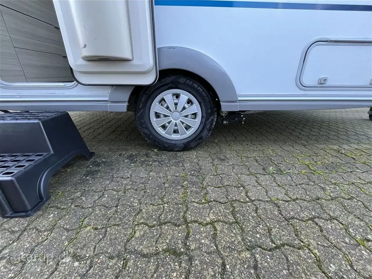 Billede 5 - 2020 - Adria Altea 362 LH   Fortelt: Ventura Vivo luftfortelt, mover, 140 l. køleskab m/ fryser, køkken i bagende, toiletrum m/ bruser, enkeltsenge som kan laves til dobbeltseng