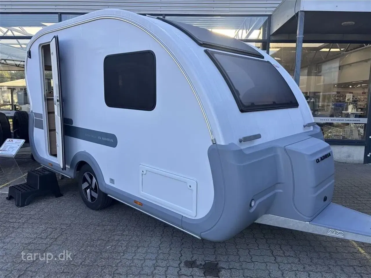 Billede 1 - 2026 - Adria Action 391 LH Classic   NY udgave! Enkeltsenge, sidehængt bord, endekøkken, Truma Combi-varme (gas), Soundbar, panorama-vindue, el-gulvvarme,