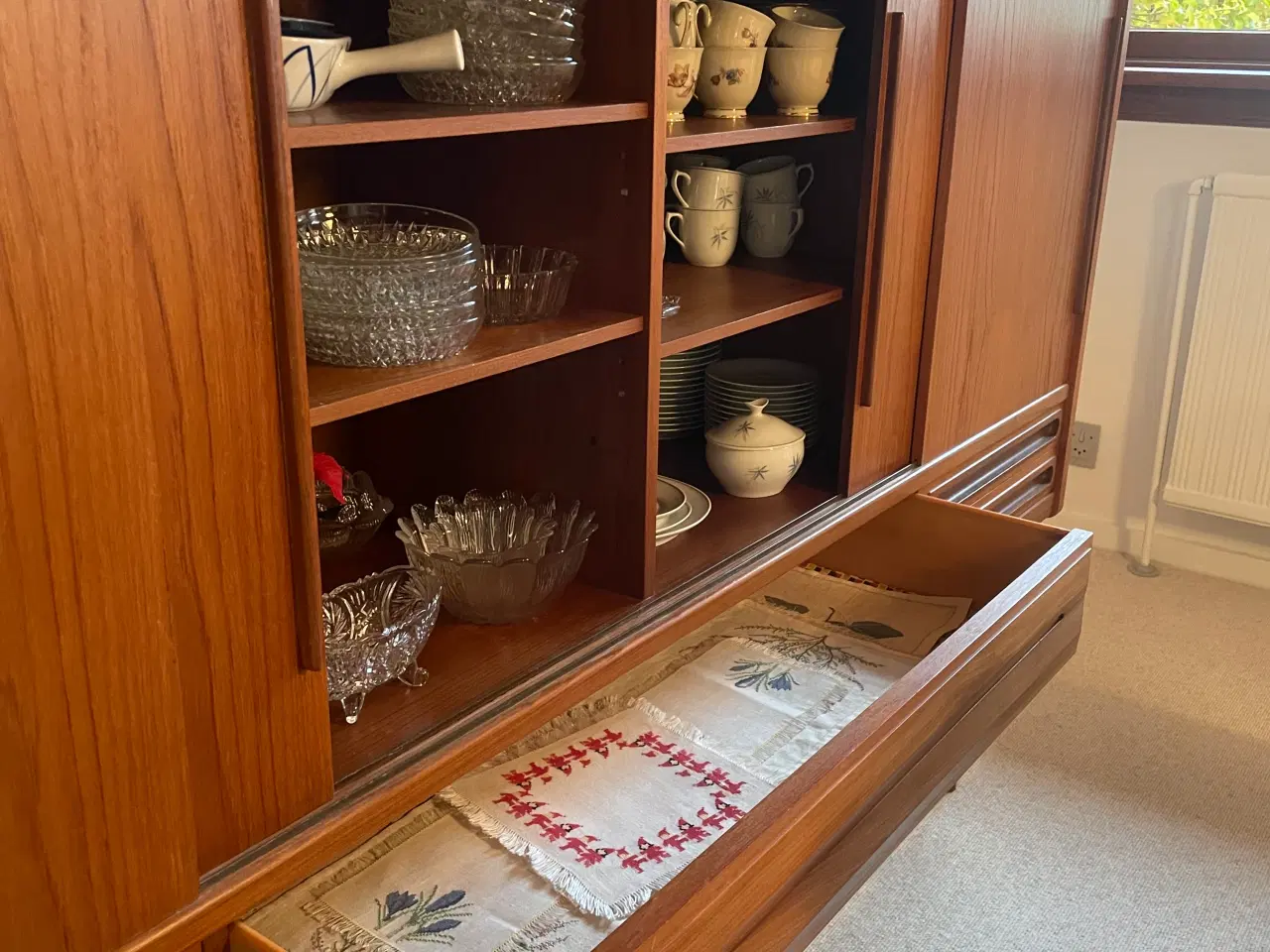 Billede 3 - Dækketøjsskab med hylder og skuffer 