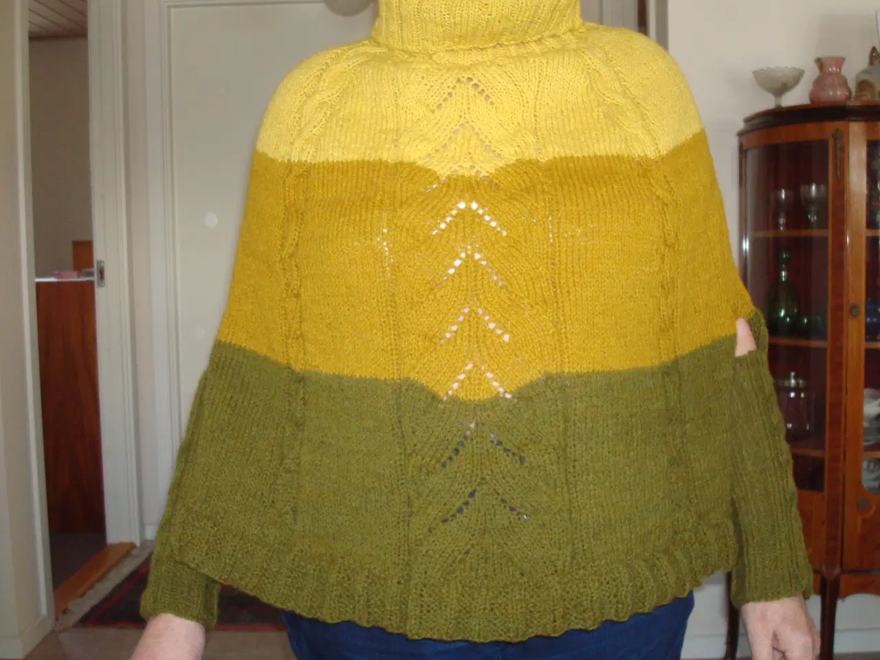 Billede 1 - Poncho str. L med rullekrave og pulsvarmere 