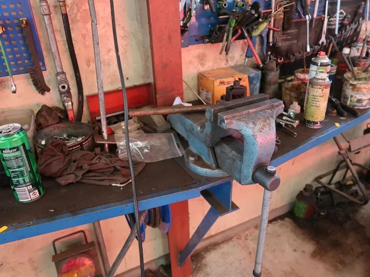 Billede 4 - Arbejdsbord med skrue samt div. Værktøj m.m.