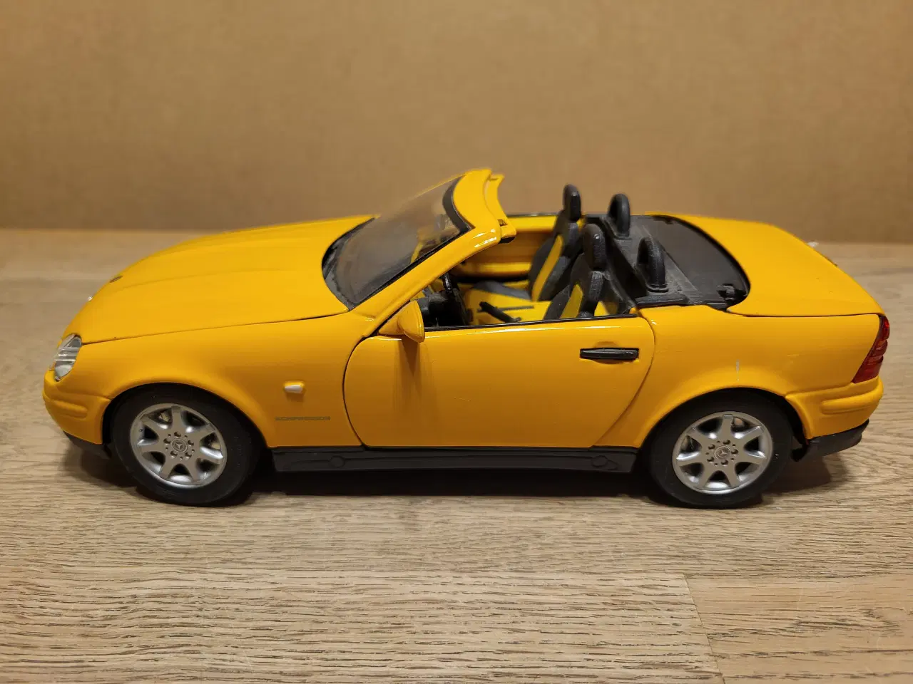 Billede 2 - Modelbil, Mercedes SLK 230. Skala 1/18