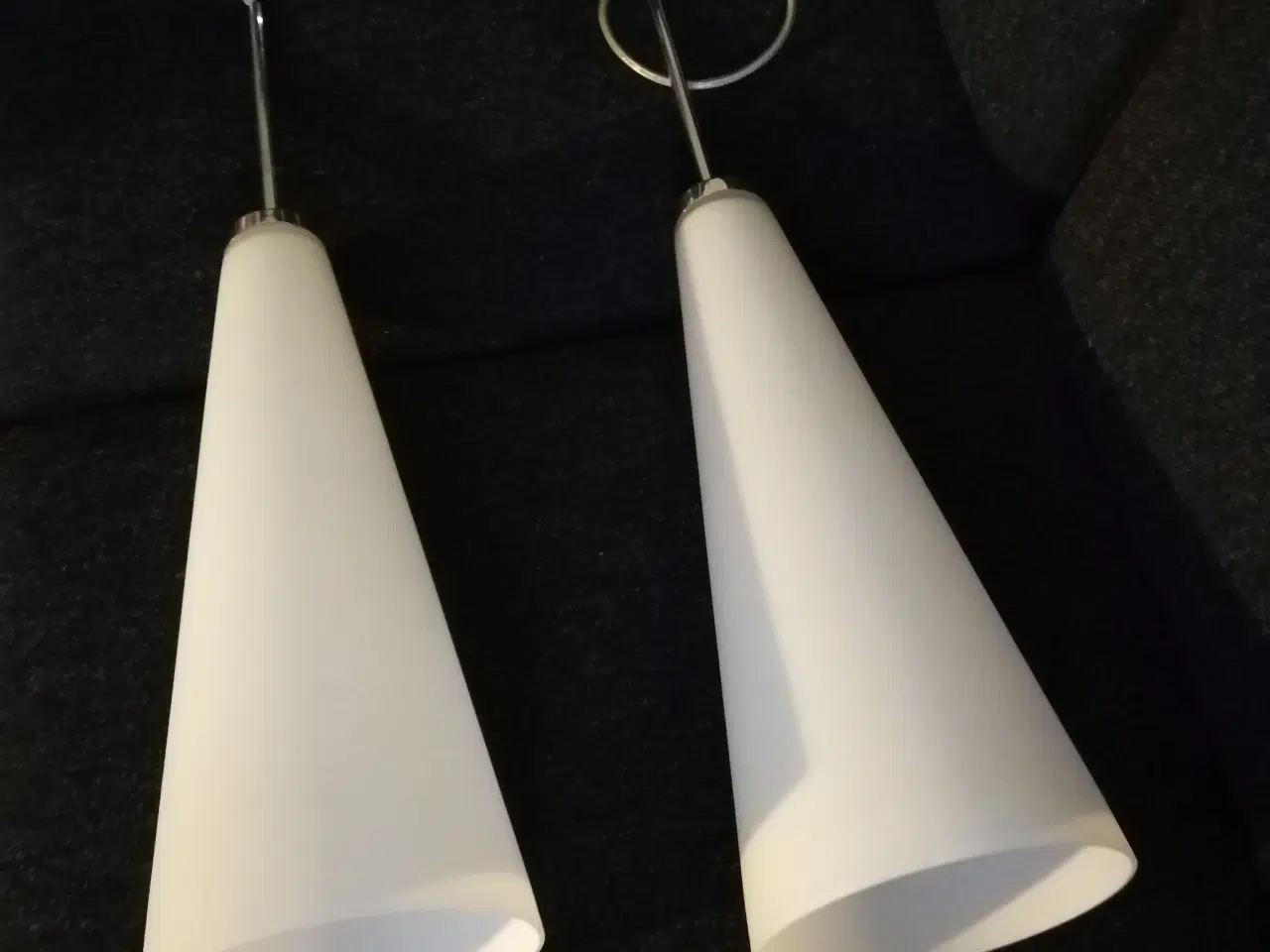 Billede 2 - Hængelampe med 2 mælkehvide glasskærme. 