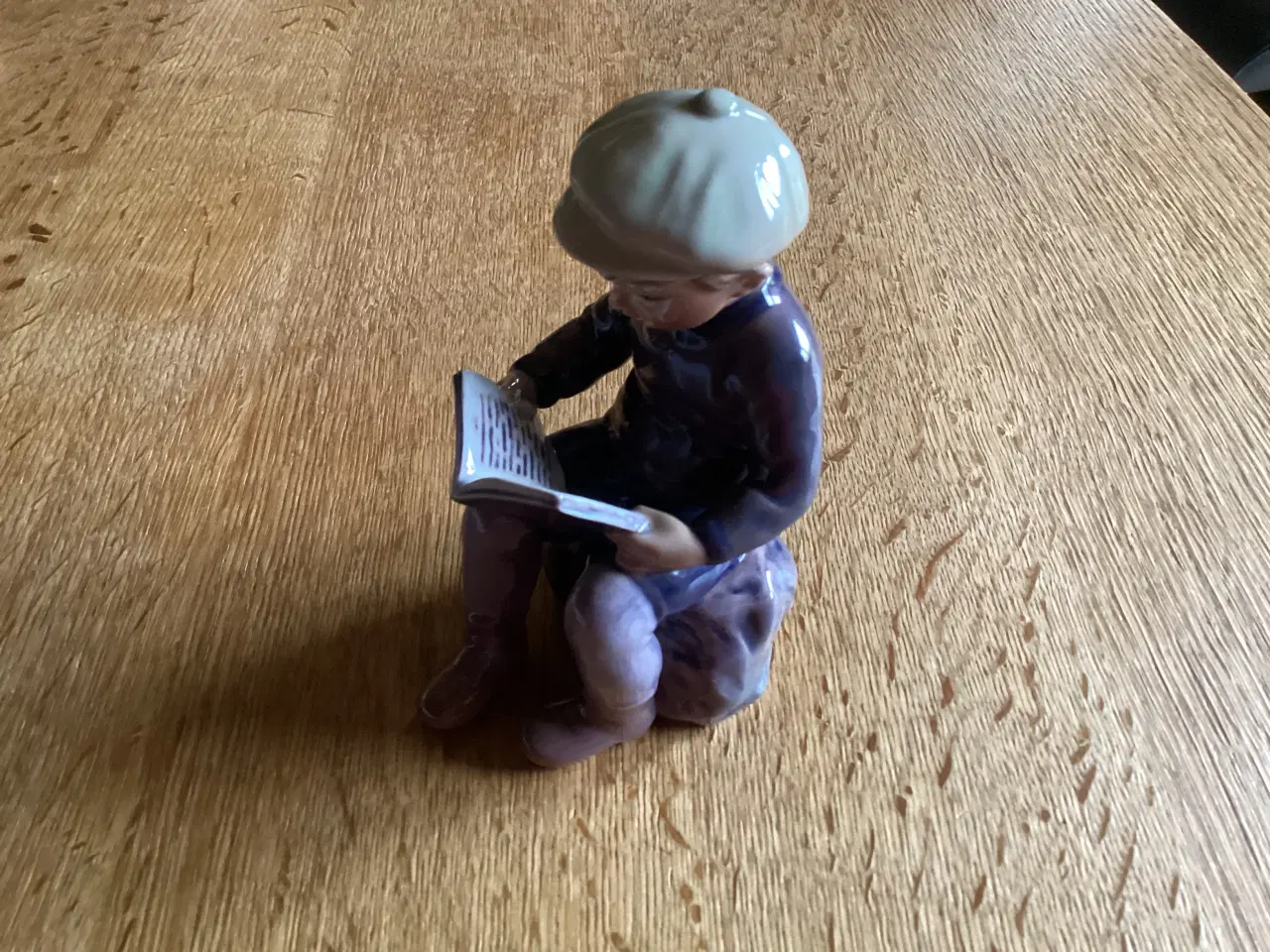 Billede 2 - DJ siddende dreng med kasket der læser i bog