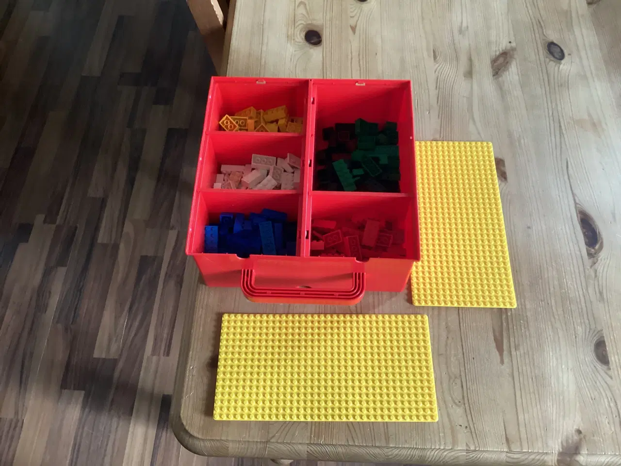 Billede 4 - Lego Bord og Lego Opbevaringskasse.