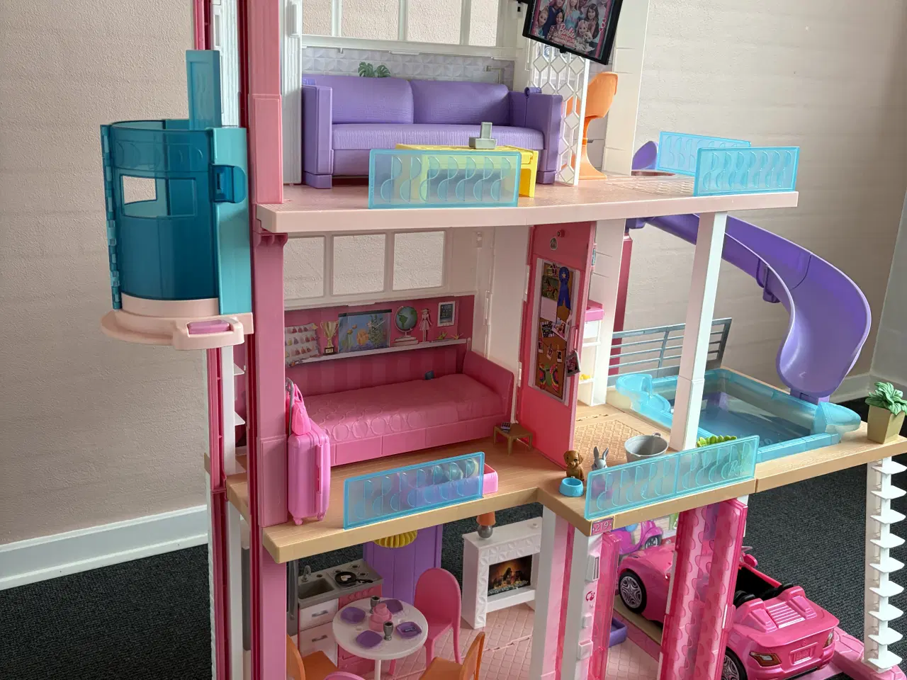 Billede 1 - Barbiehus med bil, elevator og pool