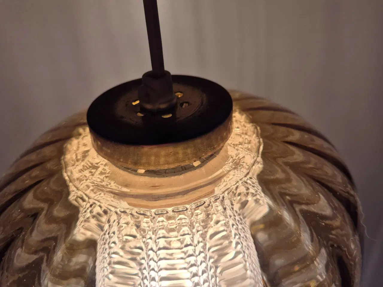 Billede 4 - Smuk svensk retrolampe i ravfarvet glas 