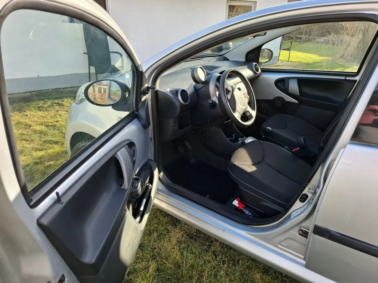 Billede 4 - Peugeot 107 1,0 5-dørs – Sølvgrå, lav-km bil