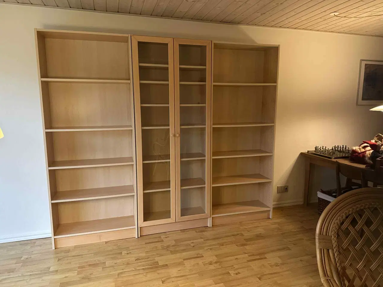 Billede 2 - Bogreol med tre sektioner sælges
