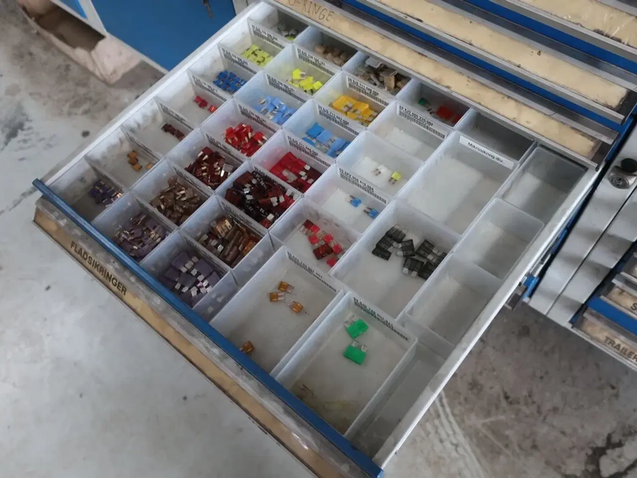 Billede 5 - Indhold i skabe