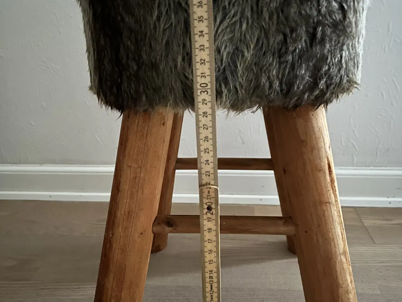 Billede 4 - Træ-skammel / taburet med “pels-betræk”