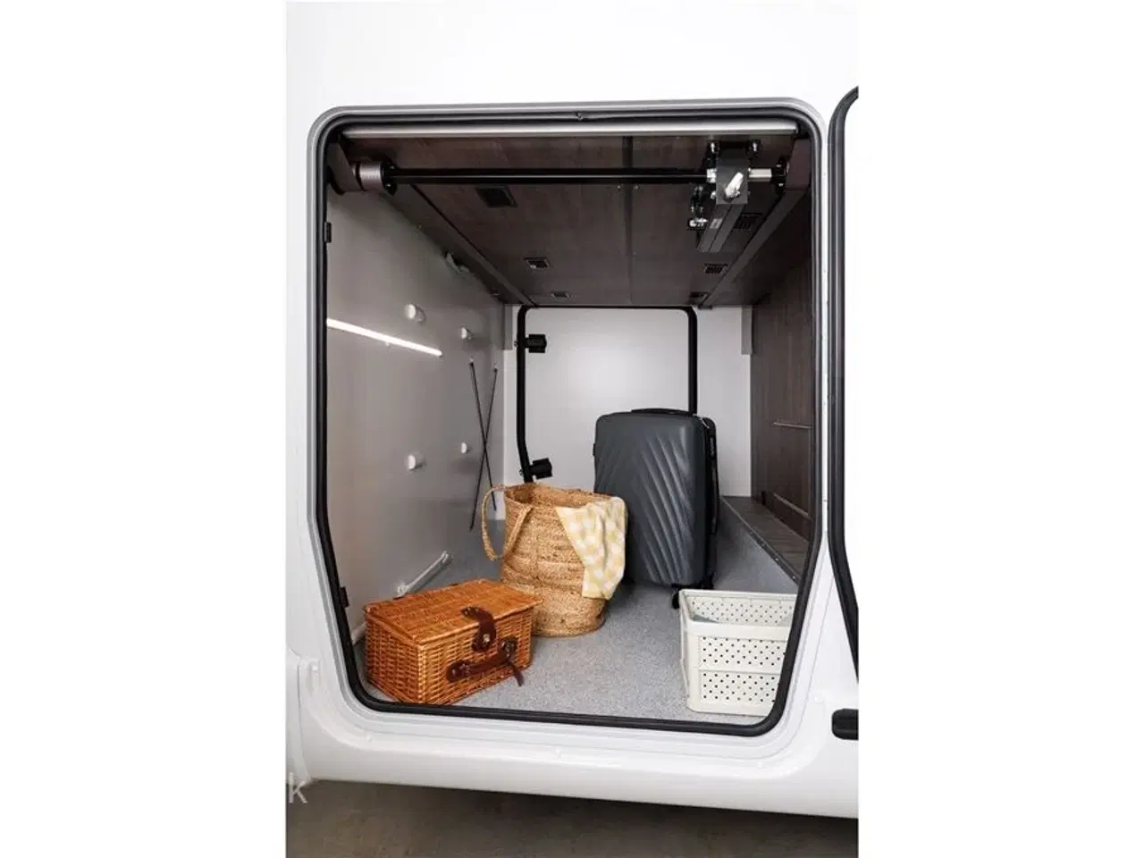 Billede 6 - 2026 - Benimar Sport   Automatgear. Dieselfyr. 12V kompressor køl.  200W solcelle. Markise. Tv. 5 selepladser. Batteri. Helårsdæk. p-sensor for og bag. Bakkamera.